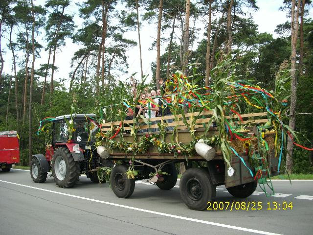 ErntefestReckenzin0703.jpg (95860 bytes)