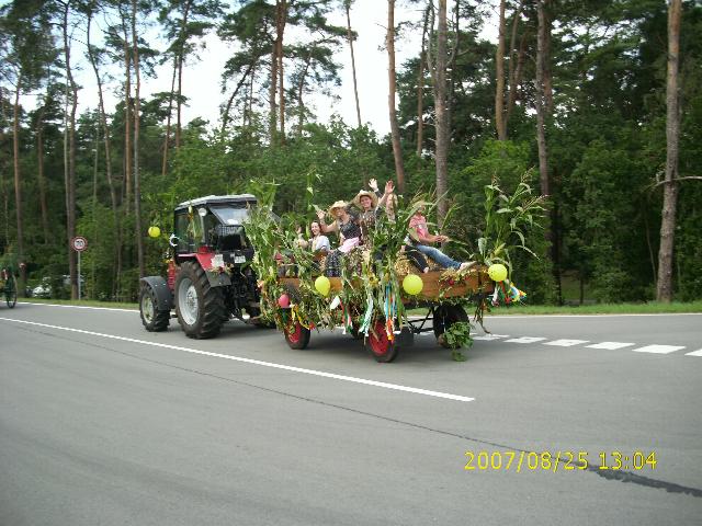 ErntefestReckenzin0705.jpg (70559 bytes)
