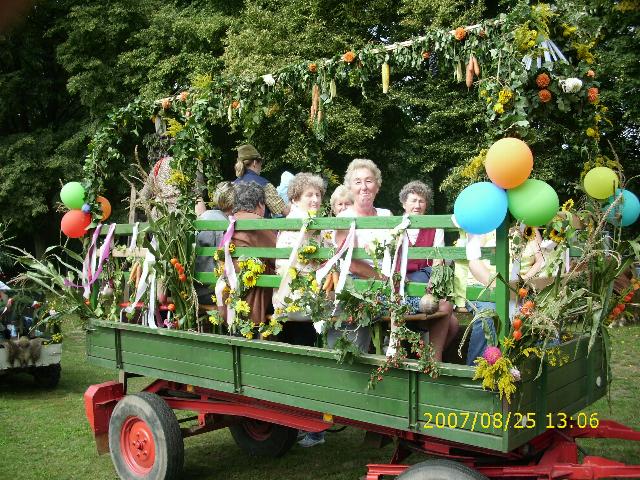 ErntefestReckenzin0707.jpg (105431 bytes)