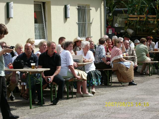 ErntefestReckenzin0710.jpg (72289 bytes)