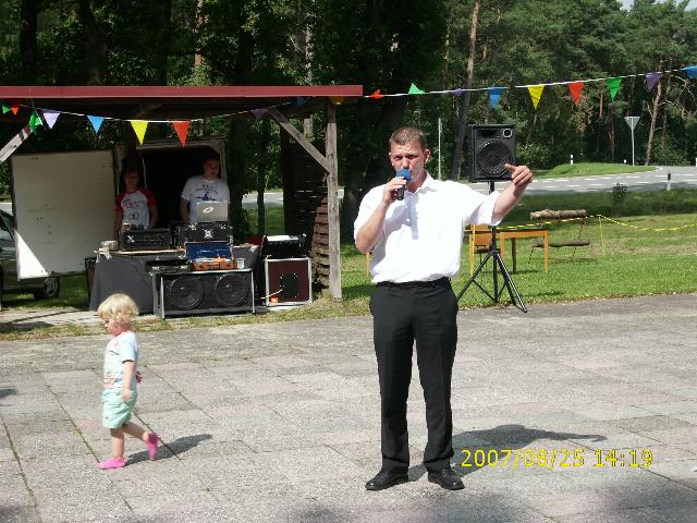 ErntefestReckenzin0711.jpg (75740 bytes)